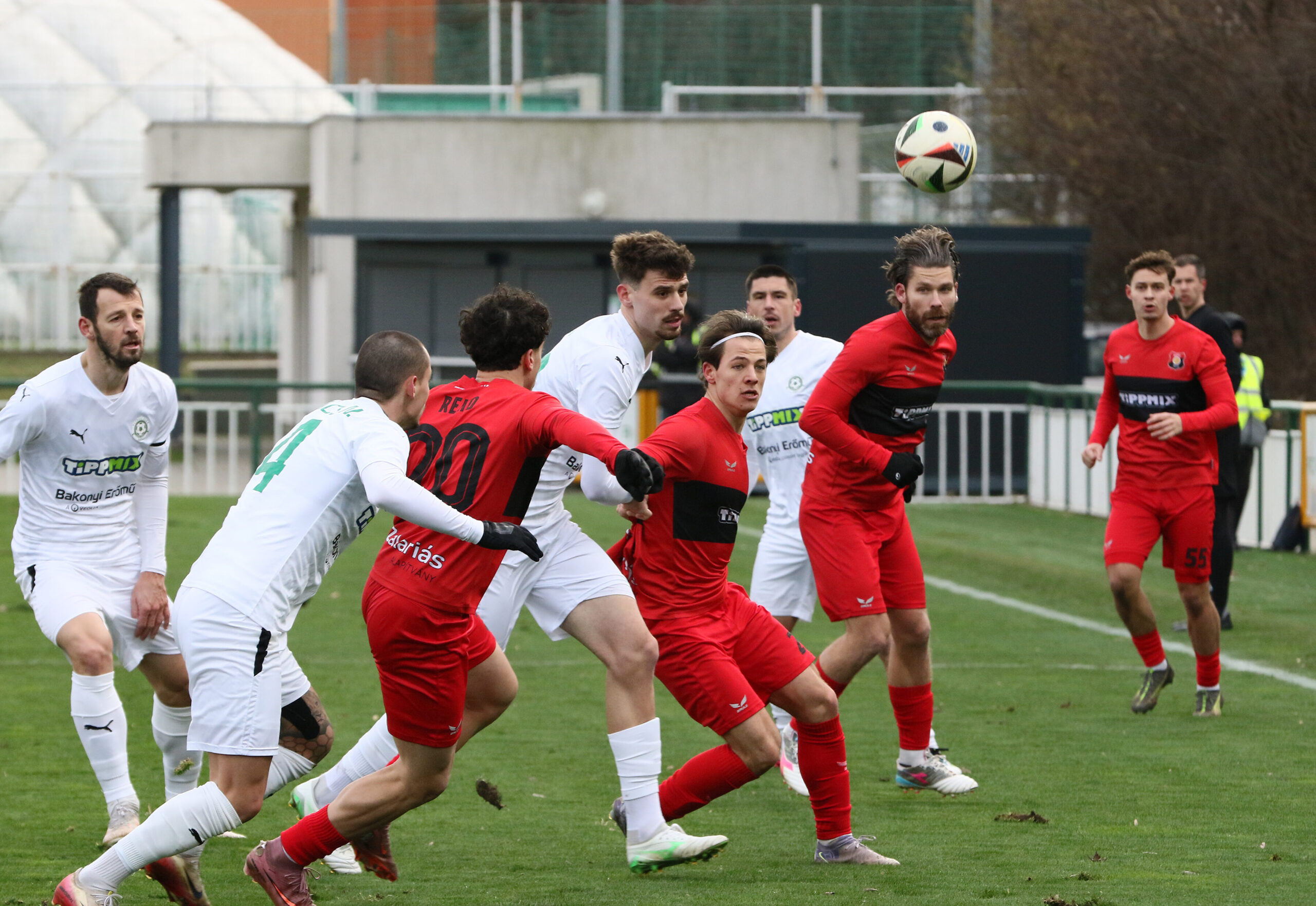 A VIHAROS SZÉLBEN HOZTUNK EL HÁROM PONTOT AJKÁRÓL